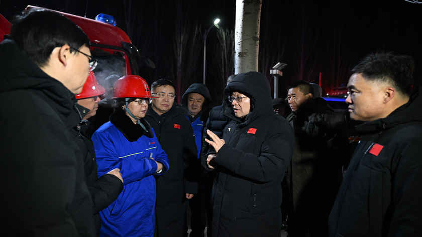 王伟中包钢赶赴包头市包钢板材厂爆炸事故现场指导救援工作并看望伤员